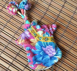 云南民族工艺品 集礼品、家居装饰与日常实用于一体的文化瑰宝